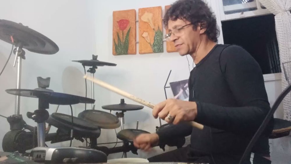 Claudinho Mendonça tocando bateria